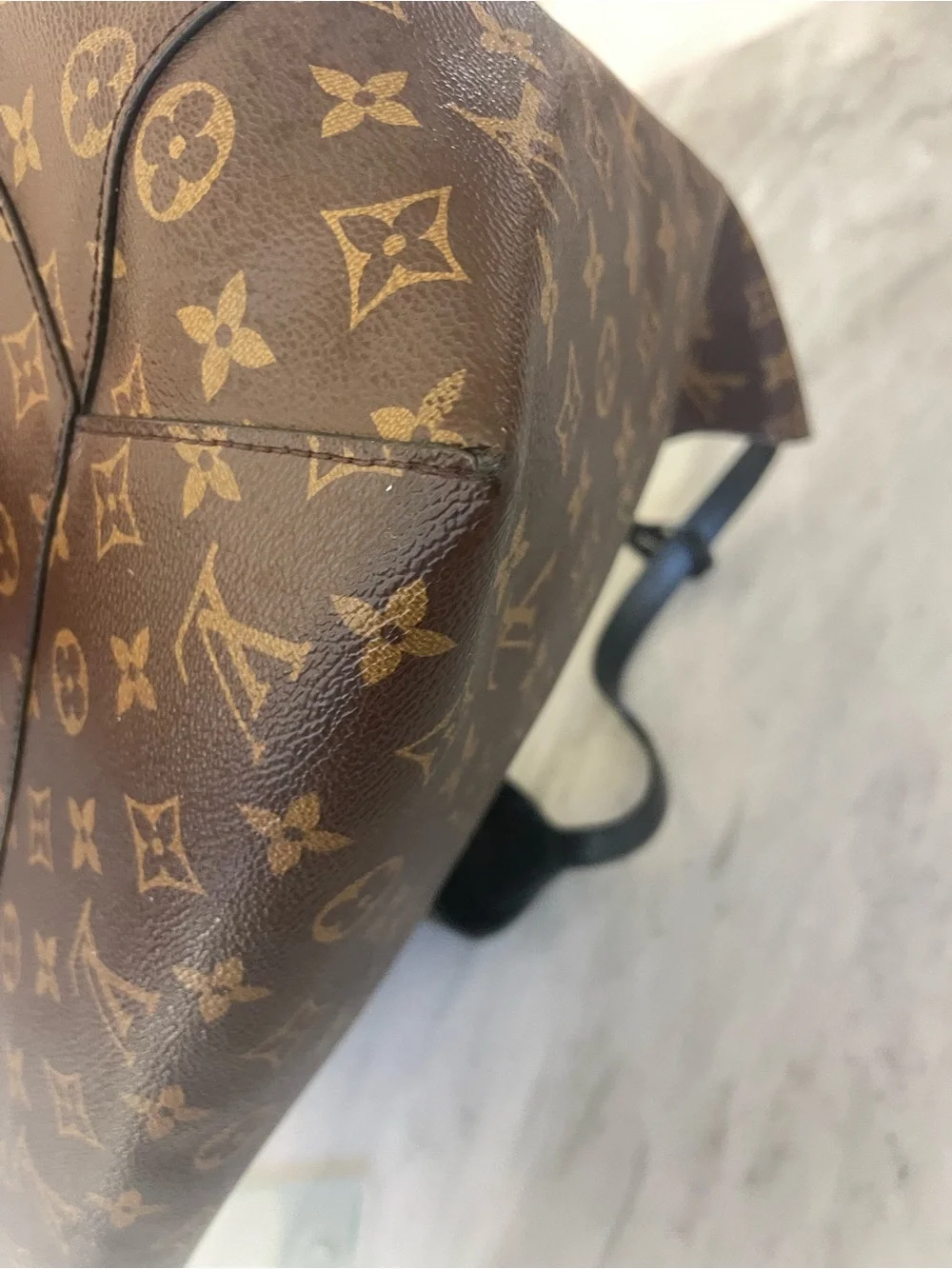 🪷authentic Louis Vuitton flower hobo with lock and key.